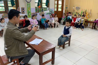 Trường Mầm non Nhân Khang phối hợp với công ty TTHH TMDV tổ chức đo tật khúc xạ mắt cho trẻ